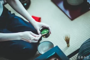 日本茶道與戀愛之道｜葉青《雨水直接打進眼睛》〈抹茶〉