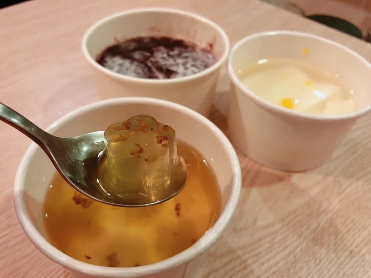 銅花甜點：桂花菜燕→椰漿紫米粥→杏仁豆腐