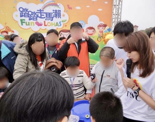 兒童活動主持現場：台積電家庭日的孩子戰鬥陀螺比賽