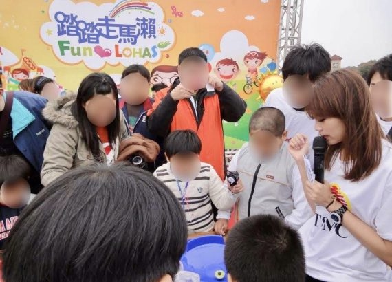 兒童活動主持現場：台積電家庭日的孩子戰鬥陀螺比賽