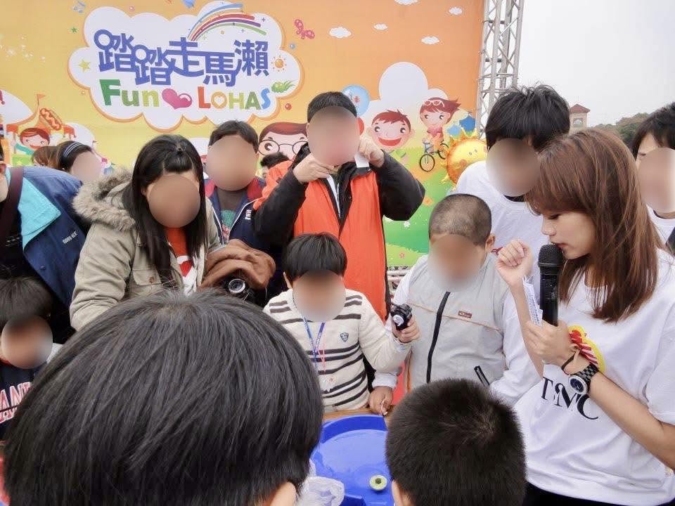 兒童活動主持現場：台積電家庭日的孩子戰鬥陀螺比賽